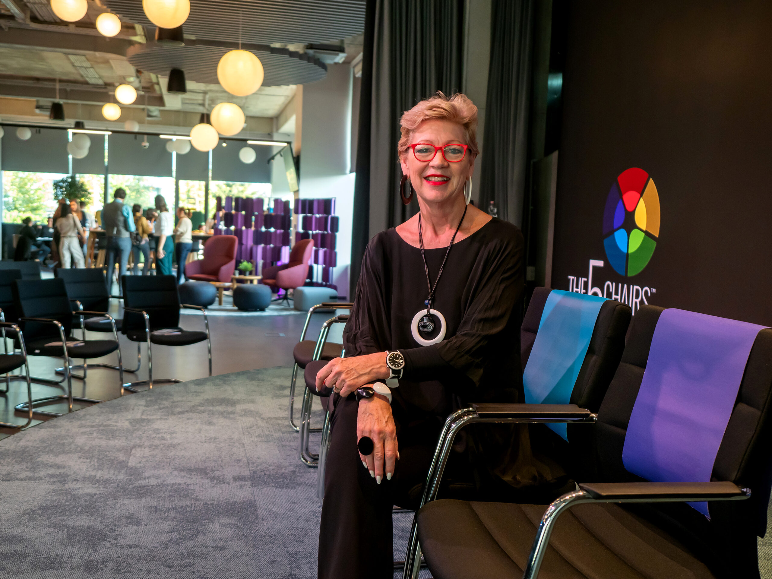 Louise Evans und The 5 Chairs